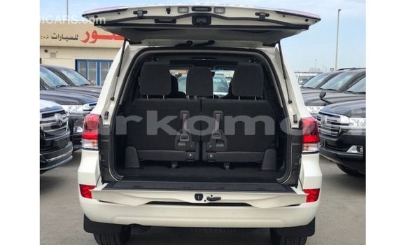 Acheter Import Voiture Toyota Land Cruiser Blanc à Import - Dubai, Grande Comore Acheter Import Voiture Toyota Land Cruiser Blanc à Import - Dubai, Grande Comore