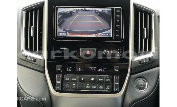 Acheter Import Voiture Toyota Land Cruiser Blanc à Import - Dubai, Grande Comore Acheter Import Voiture Toyota Land Cruiser Blanc à Import - Dubai, Grande Comore