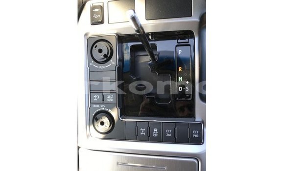 Buy Import Toyota Land Cruiser White Car in Import - Dubai in Great Comore Buy Import Toyota Land Cruiser White Car in Import - Dubai in Great Comore