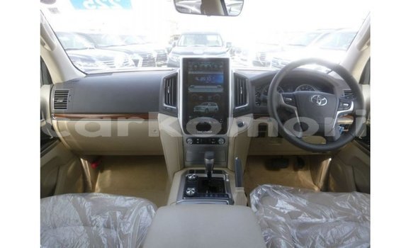 Buy Import Toyota Land Cruiser White Car in Import - Dubai in Great Comore Buy Import Toyota Land Cruiser White Car in Import - Dubai in Great Comore