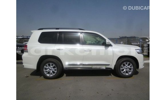 Buy Import Toyota Land Cruiser White Car in Import - Dubai in Great Comore Buy Import Toyota Land Cruiser White Car in Import - Dubai in Great Comore