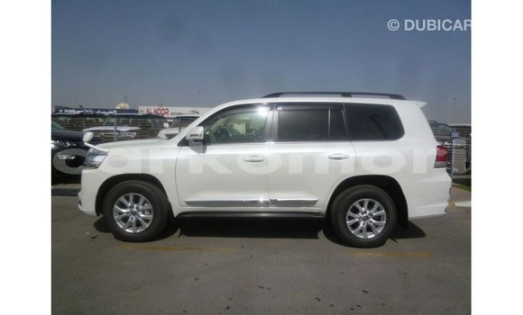 Buy Import Toyota Land Cruiser White Car in Import - Dubai in Great Comore Buy Import Toyota Land Cruiser White Car in Import - Dubai in Great Comore