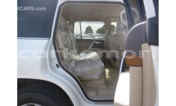 Buy Import Toyota Land Cruiser White Car in Import - Dubai in Great Comore Buy Import Toyota Land Cruiser White Car in Import - Dubai in Great Comore