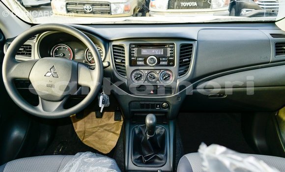 Acheter Import Voiture Mitsubishi L200 Blanc à Import - Dubai, Grande Comore Acheter Import Voiture Mitsubishi L200 Blanc à Import - Dubai, Grande Comore