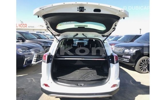 Acheter Import Voiture Toyota 4Runner Blanc à Import - Dubai, Grande Comore Acheter Import Voiture Toyota 4Runner Blanc à Import - Dubai, Grande Comore