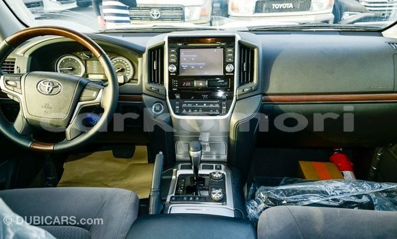Acheter Import Voiture Toyota Land Cruiser Blanc à Import - Dubai, Grande Comore Acheter Import Voiture Toyota Land Cruiser Blanc à Import - Dubai, Grande Comore