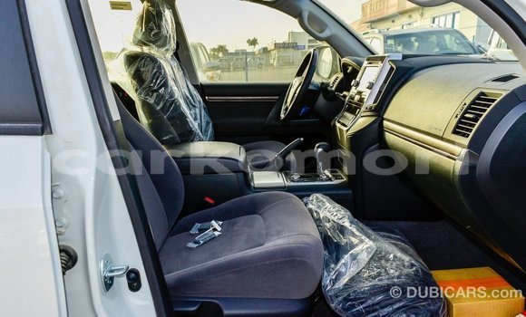 Acheter Import Voiture Toyota Land Cruiser Blanc à Import - Dubai, Grande Comore Acheter Import Voiture Toyota Land Cruiser Blanc à Import - Dubai, Grande Comore