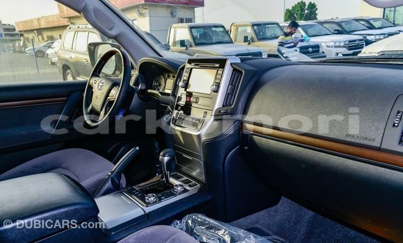 Acheter Import Voiture Toyota Land Cruiser Blanc à Import - Dubai, Grande Comore Acheter Import Voiture Toyota Land Cruiser Blanc à Import - Dubai, Grande Comore