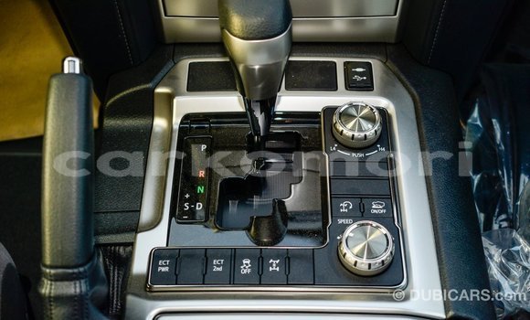 Acheter Import Voiture Toyota Land Cruiser Blanc à Import - Dubai, Grande Comore Acheter Import Voiture Toyota Land Cruiser Blanc à Import - Dubai, Grande Comore