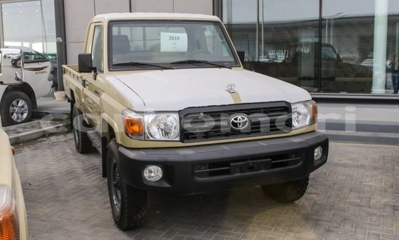 Acheter Import Voiture Toyota Land Cruiser Beige à Import - Dubai, Grande Comore Acheter Import Voiture Toyota Land Cruiser Beige à Import - Dubai, Grande Comore