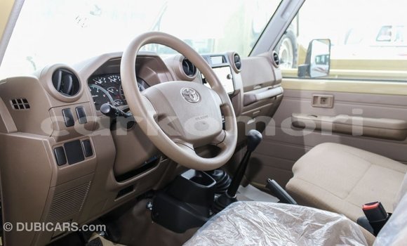Acheter Import Voiture Toyota Land Cruiser Beige à Import - Dubai, Grande Comore Acheter Import Voiture Toyota Land Cruiser Beige à Import - Dubai, Grande Comore