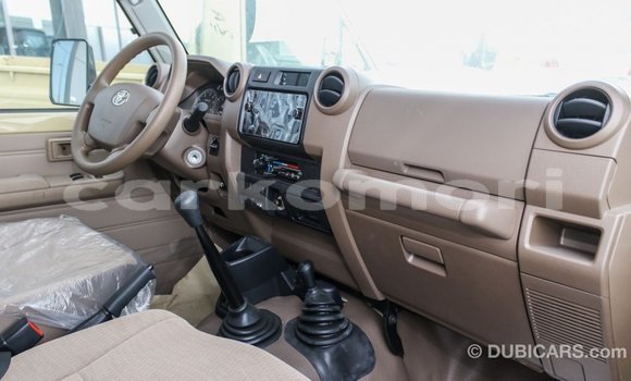 Acheter Import Voiture Toyota Land Cruiser Beige à Import - Dubai, Grande Comore Acheter Import Voiture Toyota Land Cruiser Beige à Import - Dubai, Grande Comore