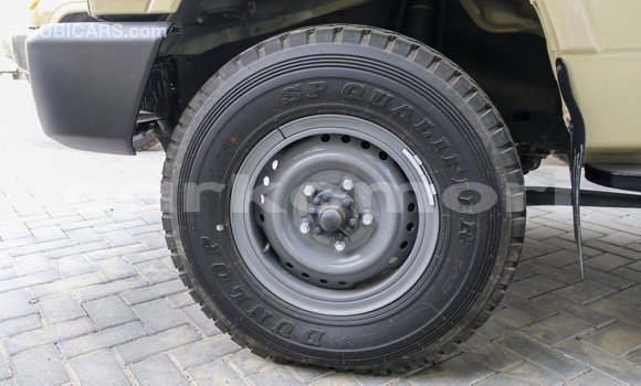 Acheter Import Voiture Toyota Land Cruiser Beige à Import - Dubai, Grande Comore Acheter Import Voiture Toyota Land Cruiser Beige à Import - Dubai, Grande Comore