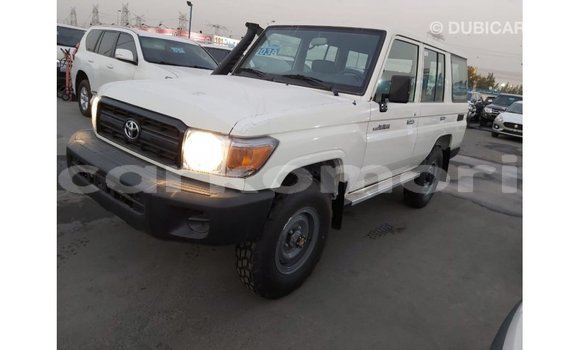 Acheter Import Voiture Toyota Land Cruiser Blanc à Import - Dubai, Grande Comore Acheter Import Voiture Toyota Land Cruiser Blanc à Import - Dubai, Grande Comore