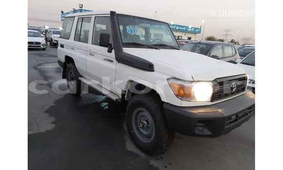Acheter Import Voiture Toyota Land Cruiser Blanc à Import - Dubai, Grande Comore Acheter Import Voiture Toyota Land Cruiser Blanc à Import - Dubai, Grande Comore