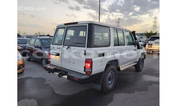 Acheter Import Voiture Toyota Land Cruiser Blanc à Import - Dubai, Grande Comore Acheter Import Voiture Toyota Land Cruiser Blanc à Import - Dubai, Grande Comore