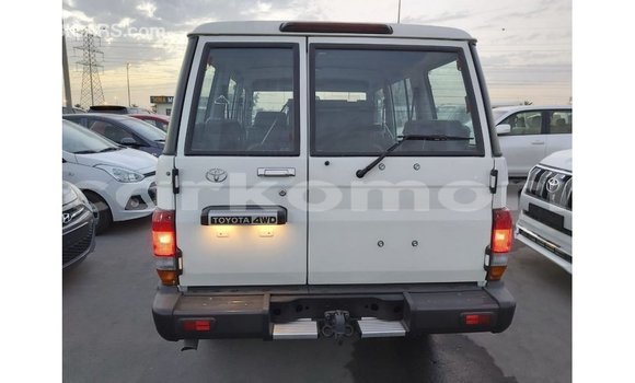 Acheter Import Voiture Toyota Land Cruiser Blanc à Import - Dubai, Grande Comore Acheter Import Voiture Toyota Land Cruiser Blanc à Import - Dubai, Grande Comore