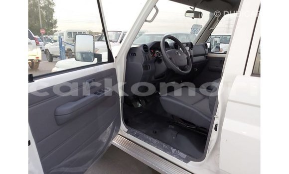 Acheter Import Voiture Toyota Land Cruiser Blanc à Import - Dubai, Grande Comore Acheter Import Voiture Toyota Land Cruiser Blanc à Import - Dubai, Grande Comore