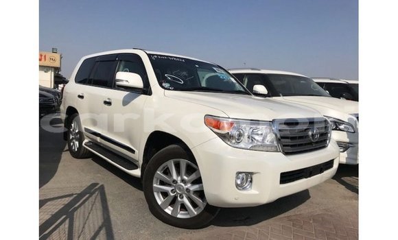 Acheter Import Voiture Toyota Land Cruiser Blanc à Import - Dubai, Grande Comore Acheter Import Voiture Toyota Land Cruiser Blanc à Import - Dubai, Grande Comore