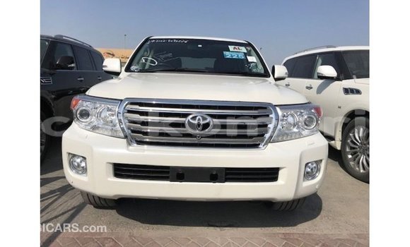 Acheter Import Voiture Toyota Land Cruiser Blanc à Import - Dubai, Grande Comore Acheter Import Voiture Toyota Land Cruiser Blanc à Import - Dubai, Grande Comore
