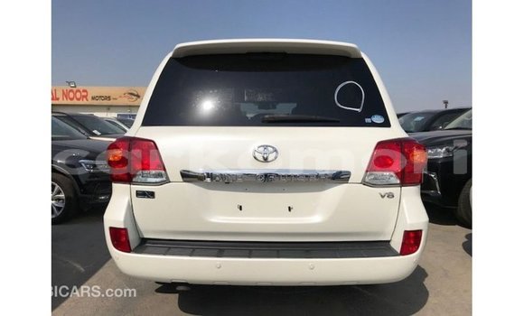 Acheter Import Voiture Toyota Land Cruiser Blanc à Import - Dubai, Grande Comore Acheter Import Voiture Toyota Land Cruiser Blanc à Import - Dubai, Grande Comore