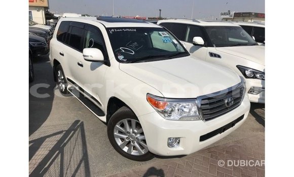 Acheter Import Voiture Toyota Land Cruiser Blanc à Import - Dubai, Grande Comore Acheter Import Voiture Toyota Land Cruiser Blanc à Import - Dubai, Grande Comore