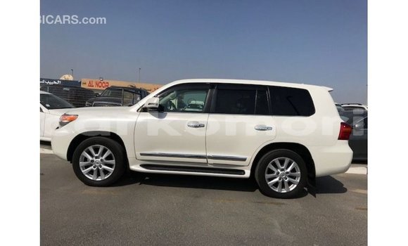 Acheter Import Voiture Toyota Land Cruiser Blanc à Import - Dubai, Grande Comore Acheter Import Voiture Toyota Land Cruiser Blanc à Import - Dubai, Grande Comore