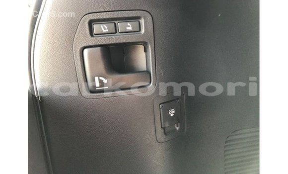 Acheter Import Voiture Toyota Land Cruiser Blanc à Import - Dubai, Grande Comore Acheter Import Voiture Toyota Land Cruiser Blanc à Import - Dubai, Grande Comore