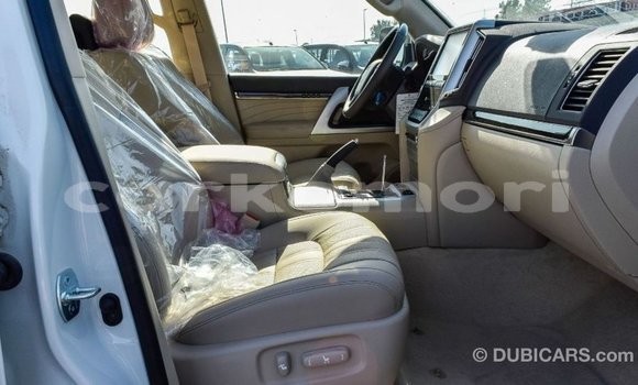 Acheter Import Voiture Toyota Land Cruiser Blanc à Import - Dubai, Grande Comore Acheter Import Voiture Toyota Land Cruiser Blanc à Import - Dubai, Grande Comore