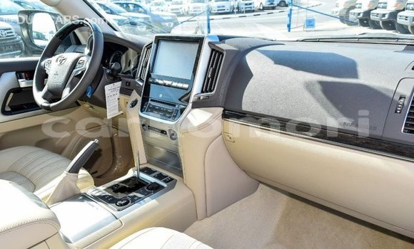 Acheter Import Voiture Toyota Land Cruiser Blanc à Import - Dubai, Grande Comore Acheter Import Voiture Toyota Land Cruiser Blanc à Import - Dubai, Grande Comore