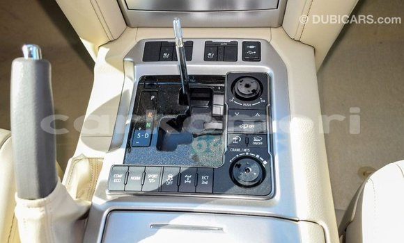 Acheter Import Voiture Toyota Land Cruiser Blanc à Import - Dubai, Grande Comore Acheter Import Voiture Toyota Land Cruiser Blanc à Import - Dubai, Grande Comore