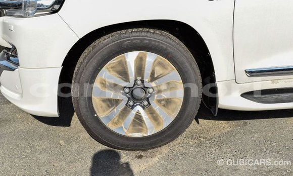 Acheter Import Voiture Toyota Land Cruiser Blanc à Import - Dubai, Grande Comore Acheter Import Voiture Toyota Land Cruiser Blanc à Import - Dubai, Grande Comore