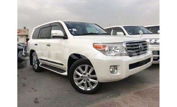 Buy Import Toyota Land Cruiser White Car in Import - Dubai in Great Comore Buy Import Toyota Land Cruiser White Car in Import - Dubai in Great Comore