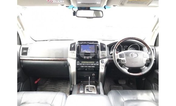 Buy Import Toyota Land Cruiser White Car in Import - Dubai in Great Comore Buy Import Toyota Land Cruiser White Car in Import - Dubai in Great Comore
