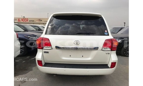 Buy Import Toyota Land Cruiser White Car in Import - Dubai in Great Comore Buy Import Toyota Land Cruiser White Car in Import - Dubai in Great Comore