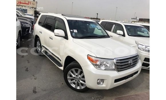 Buy Import Toyota Land Cruiser White Car in Import - Dubai in Great Comore Buy Import Toyota Land Cruiser White Car in Import - Dubai in Great Comore