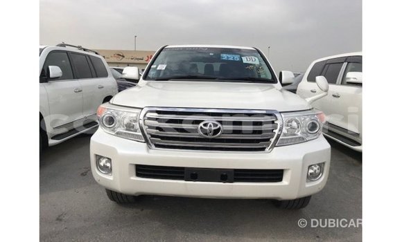 Buy Import Toyota Land Cruiser White Car in Import - Dubai in Great Comore Buy Import Toyota Land Cruiser White Car in Import - Dubai in Great Comore