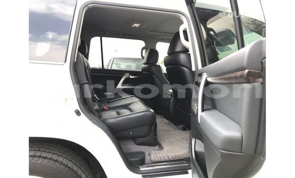 Buy Import Toyota Land Cruiser White Car in Import - Dubai in Great Comore Buy Import Toyota Land Cruiser White Car in Import - Dubai in Great Comore
