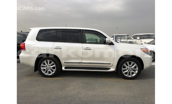 Buy Import Toyota Land Cruiser White Car in Import - Dubai in Great Comore Buy Import Toyota Land Cruiser White Car in Import - Dubai in Great Comore