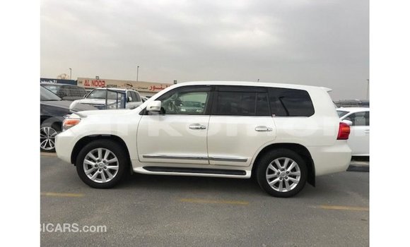 Buy Import Toyota Land Cruiser White Car in Import - Dubai in Great Comore Buy Import Toyota Land Cruiser White Car in Import - Dubai in Great Comore