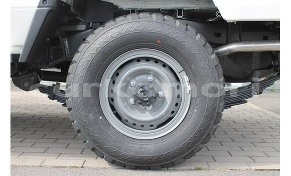 Acheter Import Voiture Toyota Land Cruiser Blanc à Import - Dubai, Grande Comore Acheter Import Voiture Toyota Land Cruiser Blanc à Import - Dubai, Grande Comore