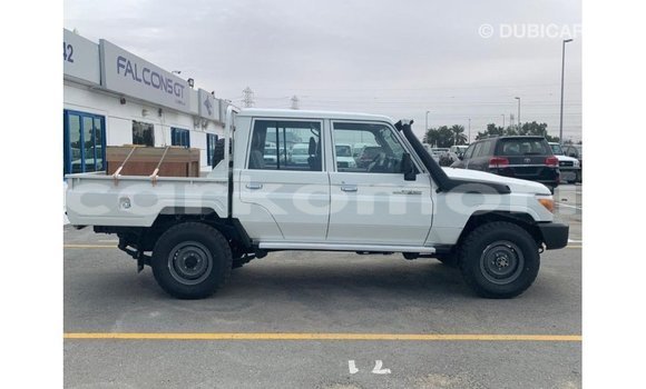 Buy Import Toyota Land Cruiser White Car in Import - Dubai in Great Comore Buy Import Toyota Land Cruiser White Car in Import - Dubai in Great Comore