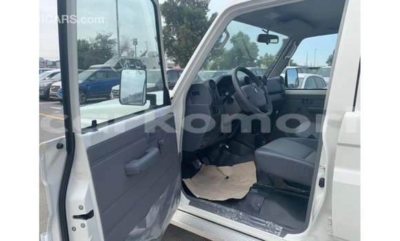 Buy Import Toyota Land Cruiser White Car in Import - Dubai in Great Comore Buy Import Toyota Land Cruiser White Car in Import - Dubai in Great Comore