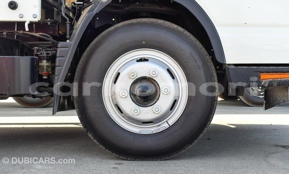 Acheter Import Voiture Mitsubishi Carisma Blanc à Import - Dubai, Grande Comore