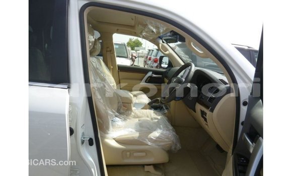 Buy Import Toyota Land Cruiser White Car in Import - Dubai in Great Comore Buy Import Toyota Land Cruiser White Car in Import - Dubai in Great Comore
