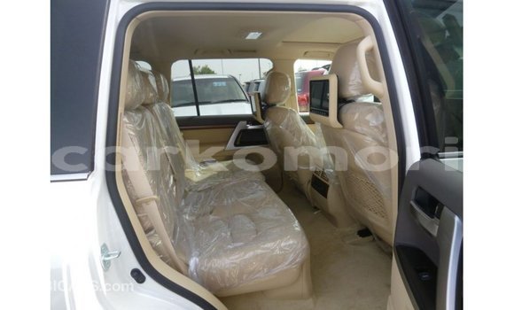 Buy Import Toyota Land Cruiser White Car in Import - Dubai in Great Comore Buy Import Toyota Land Cruiser White Car in Import - Dubai in Great Comore