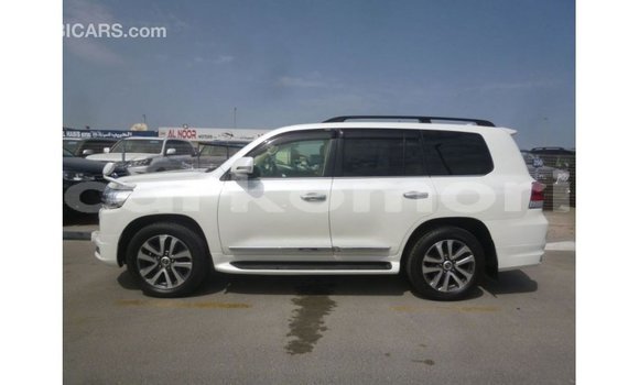 Buy Import Toyota Land Cruiser White Car in Import - Dubai in Great Comore Buy Import Toyota Land Cruiser White Car in Import - Dubai in Great Comore