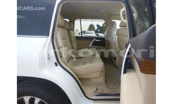 Buy Import Toyota Land Cruiser White Car in Import - Dubai in Great Comore Buy Import Toyota Land Cruiser White Car in Import - Dubai in Great Comore