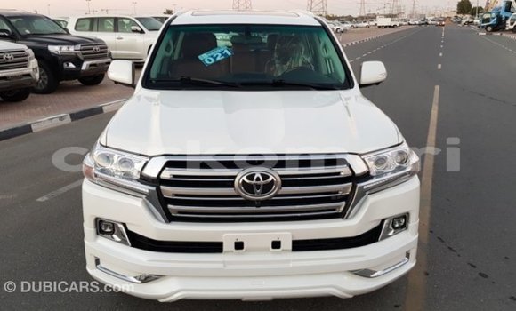 Acheter Import Voiture Toyota Land Cruiser Blanc à Import - Dubai, Grande Comore Acheter Import Voiture Toyota Land Cruiser Blanc à Import - Dubai, Grande Comore