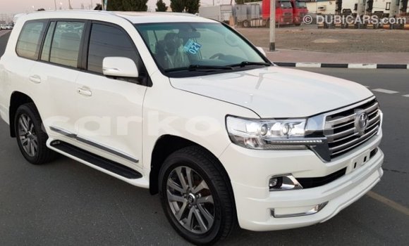 Acheter Import Voiture Toyota Land Cruiser Blanc à Import - Dubai, Grande Comore Acheter Import Voiture Toyota Land Cruiser Blanc à Import - Dubai, Grande Comore